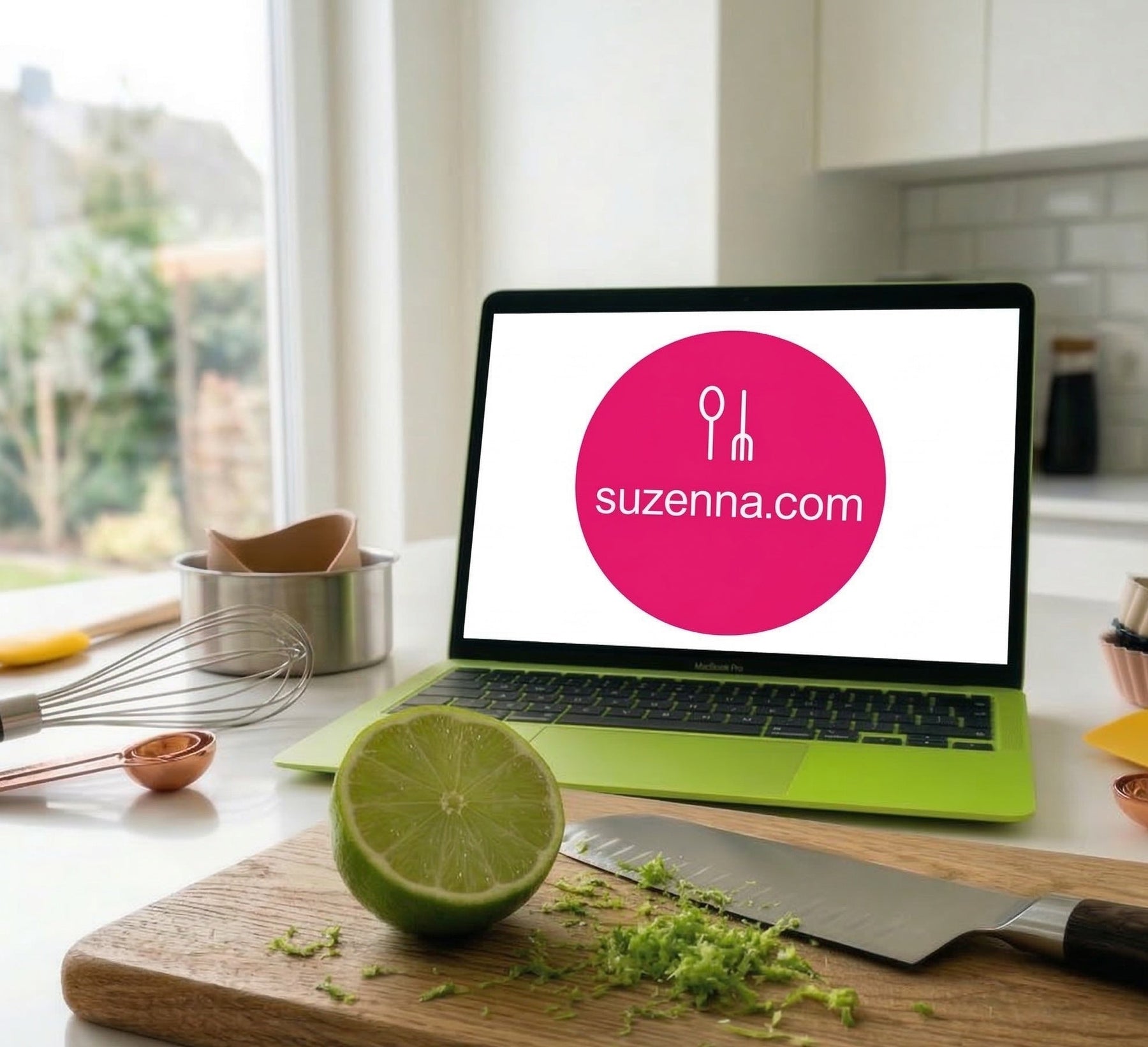 notebook und kuechutensilien vereint auf der Arbeitsplatte