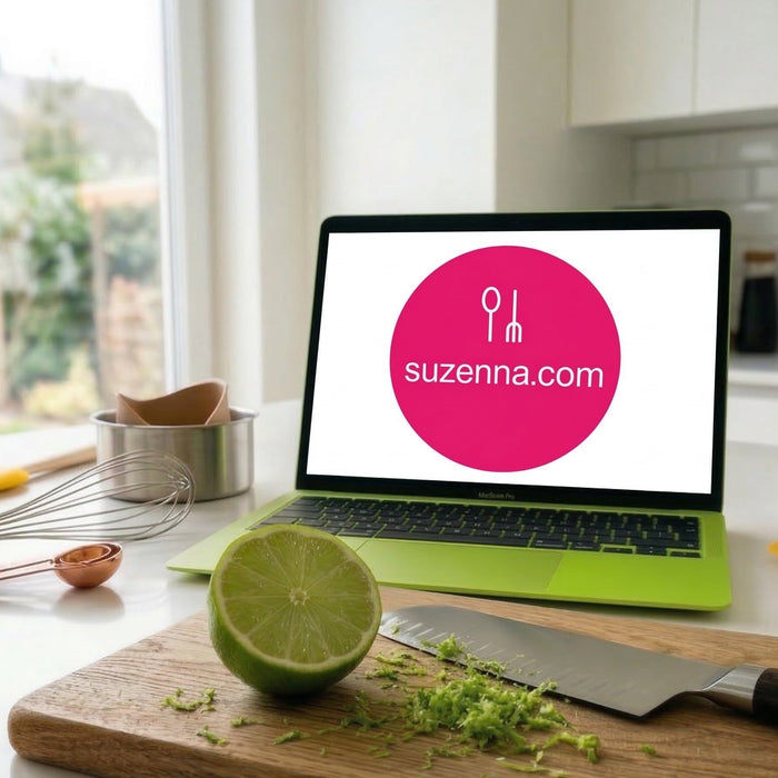 notebook und kuechutensilien vereint auf der Arbeitsplatte