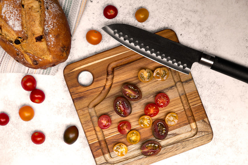 Quadratisches Schneidebrett mit Saftrinne