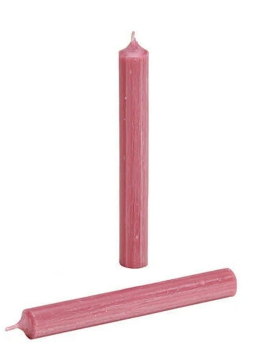 Set of 8 stick candles in a great, classic, elegant design. Color "OLD PINK ELEGANT". Timeless design, 2 cm diameter, height 18 cm, approx. 6 hours burning time, high envy factor.