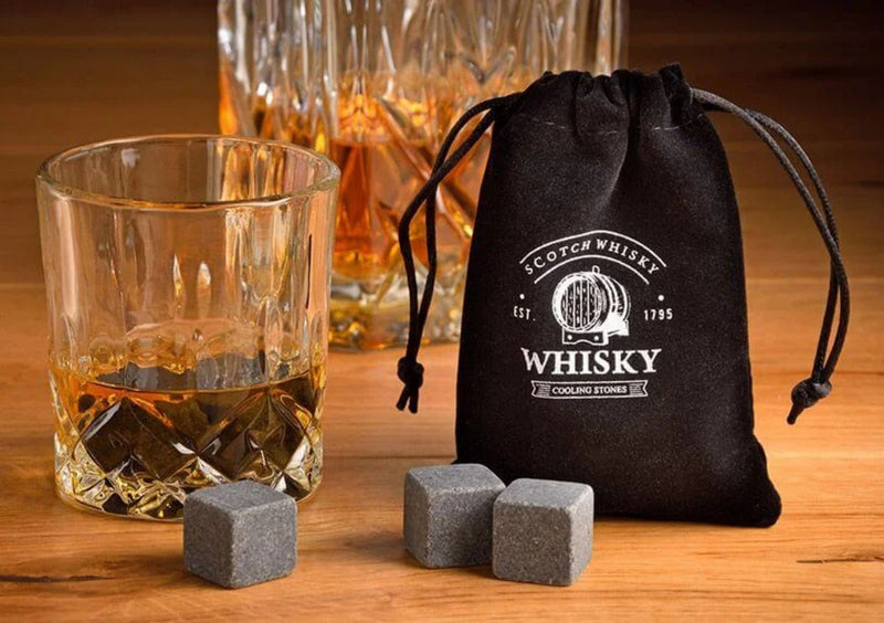 Whisky-Stein Set, 9 Stk. Eiswürfel aus Basalt-Stein 2x2x2cm in Basalt Grau, Set im stylischen Samtbeutel. Neidfaktor inclusive