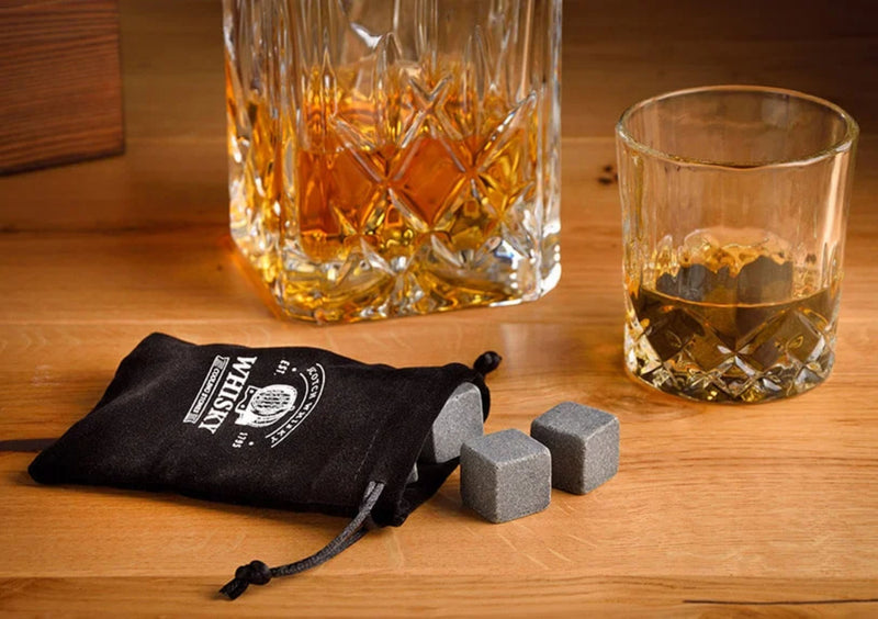 Whisky-Stein Set, 9 Stk. Eiswürfel aus Basalt-Stein 2x2x2cm in Basalt Grau, incl. Eiswürfel Zange 12cm, Set im stylischen Glas 6x13x6cm. Neidfaktor inclusive