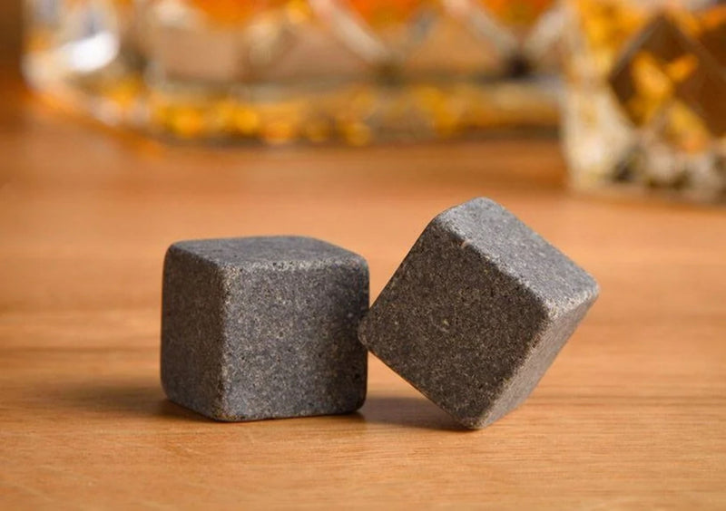 Whisky-Stein Set, 9 Stk. Eiswürfel aus Basalt-Stein 2x2x2cm in Basalt Grau, incl. Eiswürfel Zange 12cm, Set im stylischen Glas 6x13x6cm. Neidfaktor inclusive