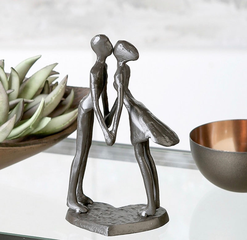 Themen Figur, Skulptur mit Spruch und Weisheit, DAS SCHOENSTE ABER HIER AUF ERDEN... , Eisen BRÜNIERT, wundervolles Design, 15 x 11 x 6 cm, tolle Geschenkidee