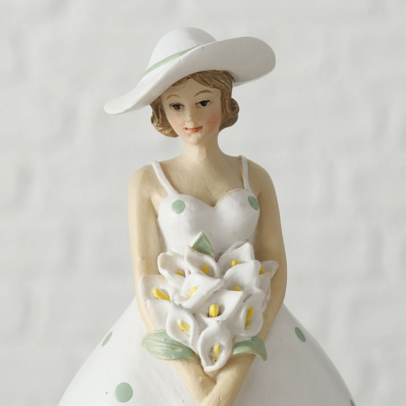 Tolle Themen Figur, Skulptur, Modell FRÄULEIN FRÜHLING, aus handbemaltem Kunststein, Farbe Weiss & Creme, romantisch in Szene gesetzt, Größe 24 x 8 x 6 cm