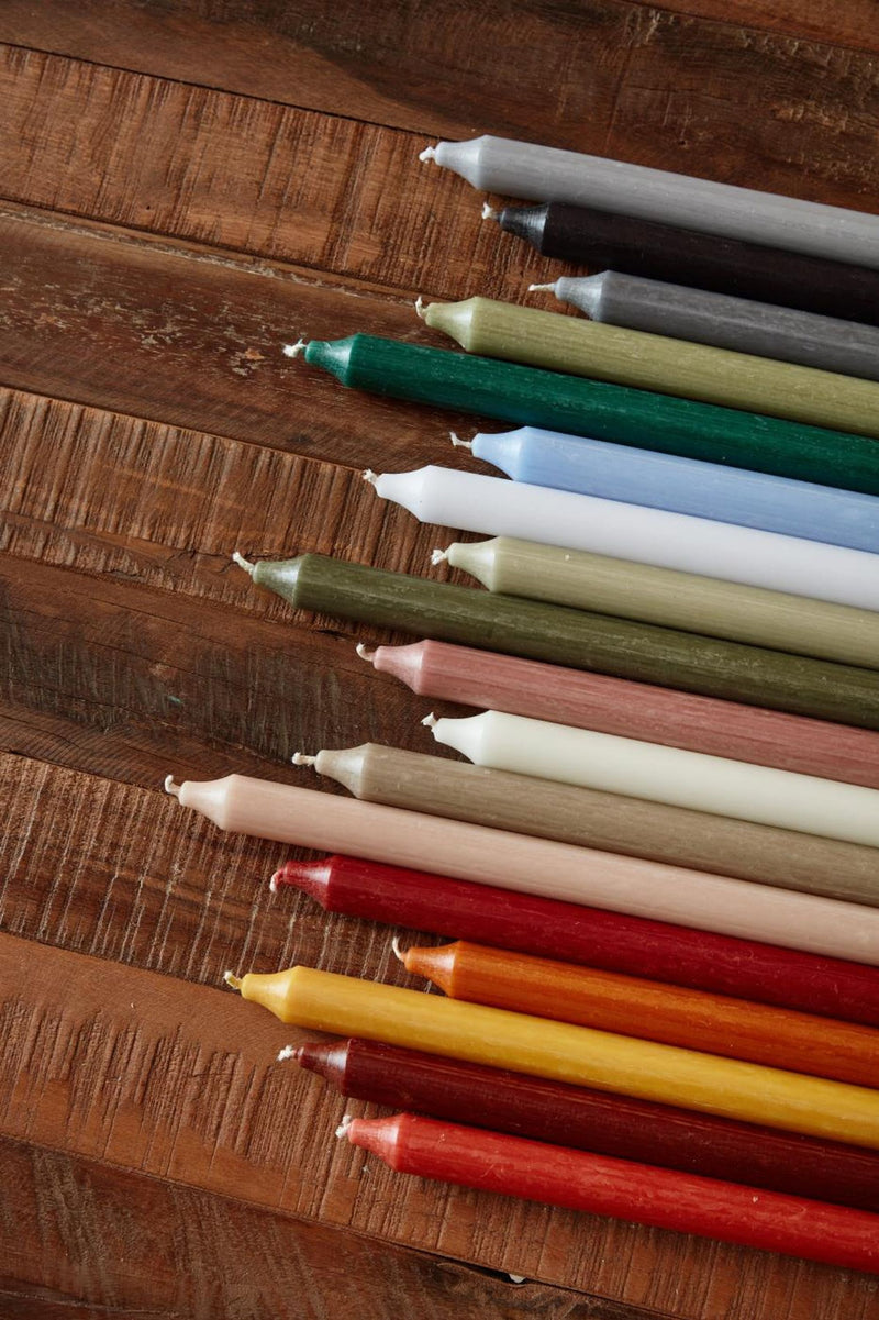 Stabkerzen 6er Set im eleganten Stil, Farbe WEIHNACHTSROT, 1,3 cm Durchmesser, Höhe 25 cm, ca. 6 Stunden Brennzeit, Ruß- und tropffrei