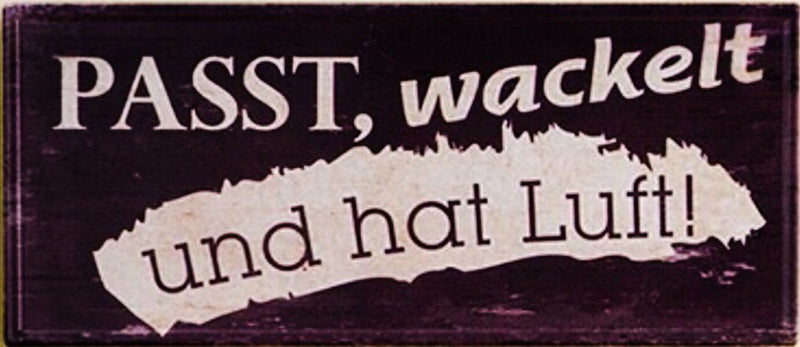 Vintage Retro Blechschild, Modell Passt wackelt... , Material Metall , Maße 35 x 15 cm, braun, Holzlook Hintergrund, ideal für Garage, Garten, Terrasse, oder einfach Zuhause.