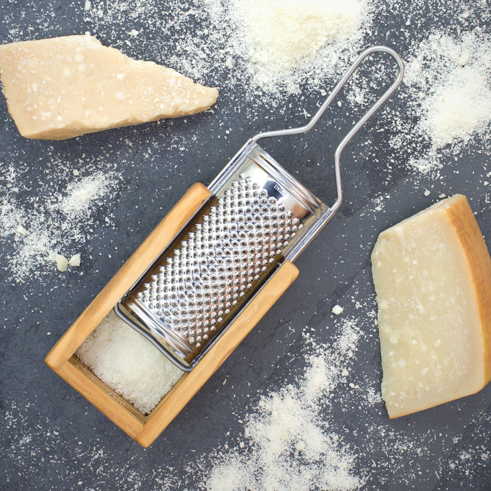 Die schöne Box aus mediterranem Olivenholz dient als Auffangbehälter für den mit der Edelstahlreibe geriebenen Käse.