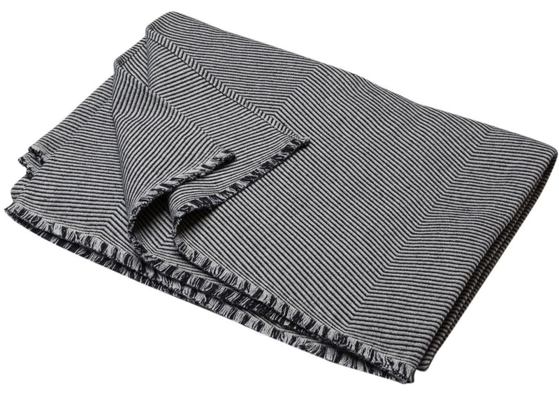 NOVA Baumwollüberwurf “Fischgrät”, Wohndecke 200 x 140 cm, anthrazit, reinkuscheln und Dekorieren, edler Saum und Ziernaht als Umrandung