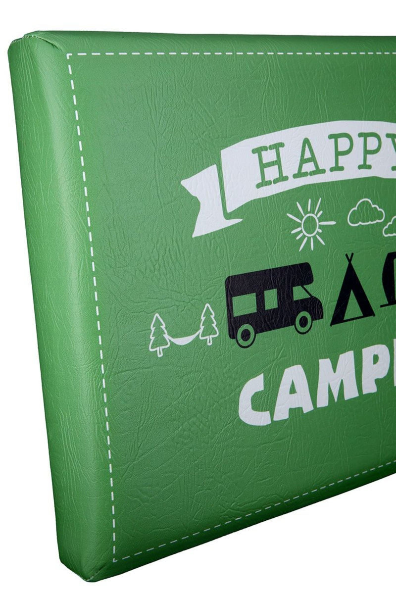 Outdoor Hocker Bierkiste, Sitzaufsatz Modell: HAPPY CAMPER, Material Kunstleder, Maße 44 x 34 x 5 cm, Farbe grün, ideal für Garten, Terrasse, Bar, oder einfach Zuhause.