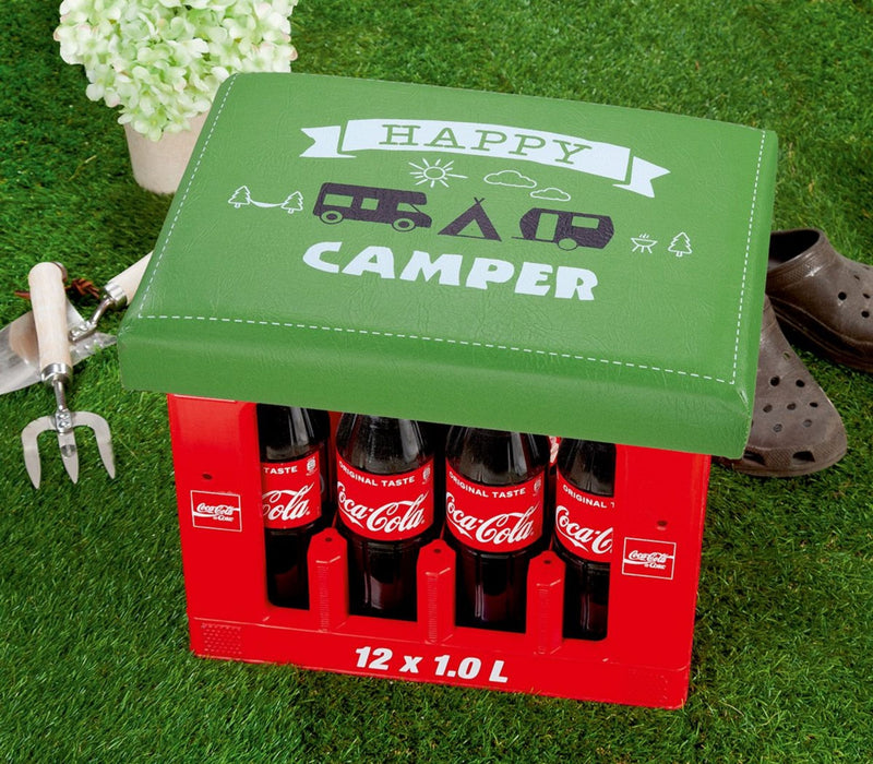 Outdoor Hocker Bierkiste, Sitzaufsatz Modell: HAPPY CAMPER, Material Kunstleder, Maße 44 x 34 x 5 cm, Farbe grün, ideal für Garten, Terrasse, Bar, oder einfach Zuhause.