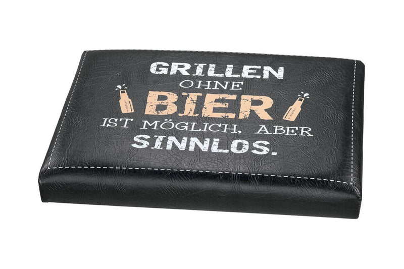 Outdoor Hocker Bierkiste, Sitzaufsatz Modell: GRILLEN OHNE BIER..., Material Kunstleder, Maße 44 x 34 x 5 cm, Farbe schwarz, ideal für Garten, Terrasse, Bar, oder einfach Zuhause.