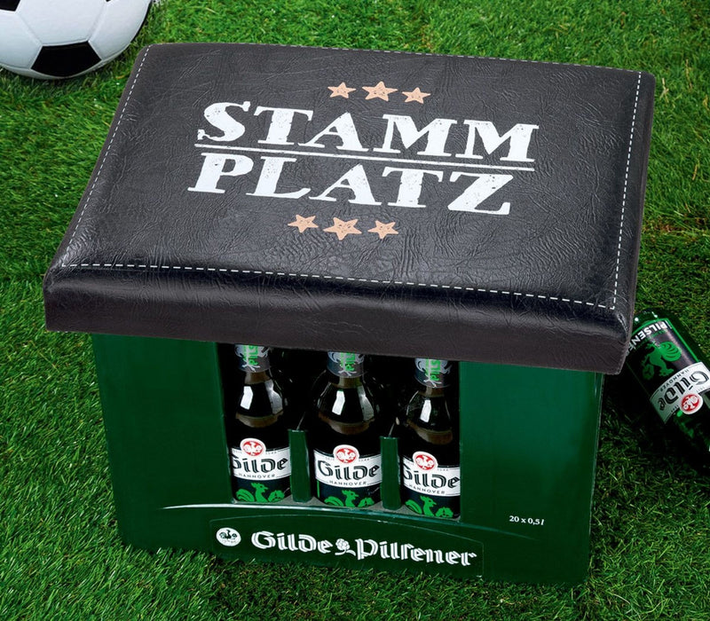Outdoor Hocker Bierkiste, Sitzaufsatz Modell: STAMMPLATZ, Material Kunstleder, Maße 44 x 34 x 5 cm, Farbe schwarz, ideal für Garten, Terrasse, Bar, oder einfach Zuhause.