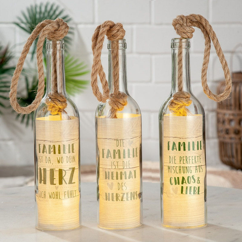 Tolle LED-Flaschendeko mit integrierter Lichterkette, top angesagt, im heimeligen Stil. LED Flasche mit Spruch, Modell:  FAMILIE IST DA, WO DEIN HERZ SICH WOHL FÜHLT, Hoher Neidfaktor.