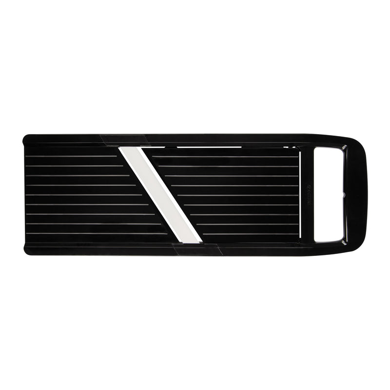 Auch der große Kyocera Universal-Hobel hat 4 einstellbare Schnittscheibeneinstellungen, der breite Griff sorgt für mehr Stabilität. Klingenbreite: ca. 10 cm