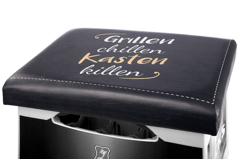 Outdoor Hocker Bierkiste, Sitzaufsatz Modell: GRILLEN CHILLEN KASTEN KILLEN, Material Kunstleder, Maße 42 x 30 x 5 cm, Farbe schwarz, ideal für Garten, Bar, Cafe, oder einfach Zuhause.