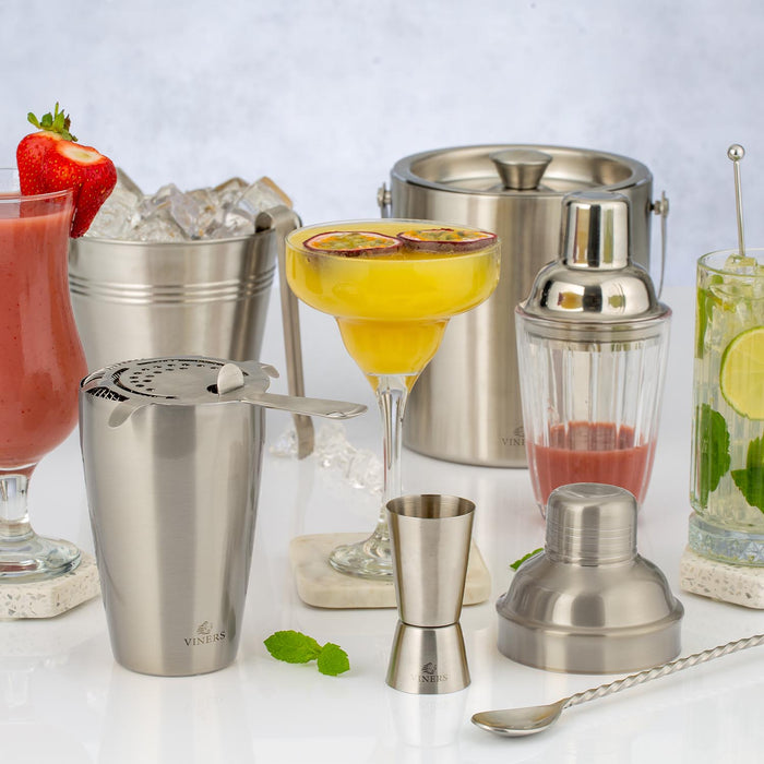 Der Cocktail-Shaker aus Glas mit einem Fassungsvermögen von 280 ml bietet eine transparente und stilvolle Möglichkeit, Cocktails zu mixen. Mit diesem eleganten Shaker können Sie Ihre Lieblingsgetränke professionell zubereiten und servieren.