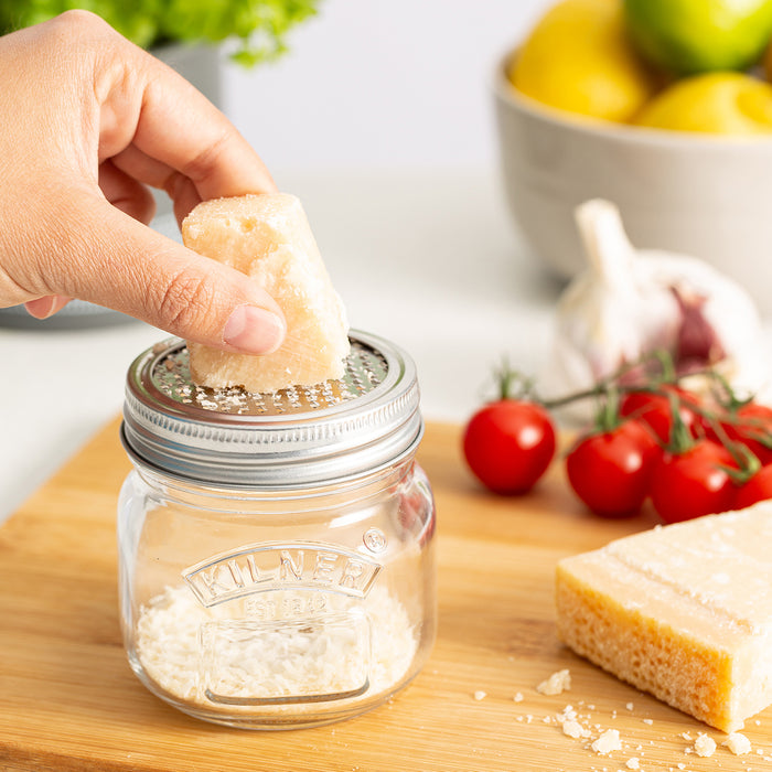 Mit dem Kilner® Aufbewahrungsglas & Deckel mit einer Feinreibe lassen sich Muskatnuss, Knoblauch, Ingwer, Parmesankäse und Schalen von Zitrusfrüchten besonders schnell und einfach, direkt ins Glas,  reiben.