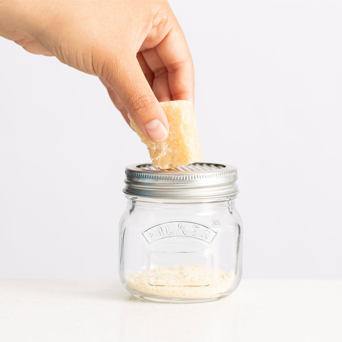 Mit dem Kilner® Aufbewahrungsglas & Deckel mit einer Feinreibe lassen sich Muskatnuss, Knoblauch, Ingwer, Parmesankäse und Schalen von Zitrusfrüchten besonders schnell und einfach, direkt ins Glas,  reiben.