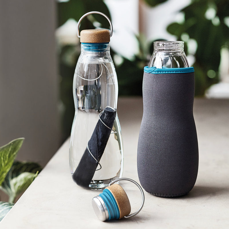 Formschöne Trinkflasche aus robustem Borosilikatglas mit auslaufsicherem Deckel aus Holzfaser.