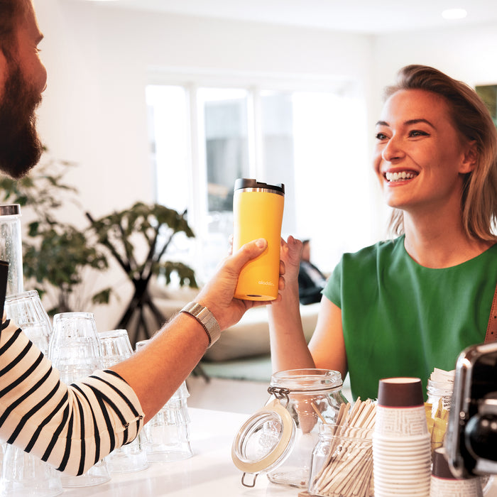 Genießen Sie heißen Kaffee oder auch Tee in dem perfekt isolierten Thermobecher Thermavac?, ob für zu Hause, im Büro oder unterwegs. Stylisch, langlebig und garantiert auslaufsicher.