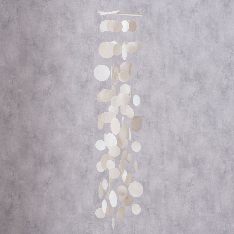 Tolles Muschel Windspiel Capiz aus hochwertigem Perlmutt. Modell : ESTANY Rund, 100 cm Länge und 21 cm Durchmesser, Design in natur weiß Farbtönen, Material Perlmutt