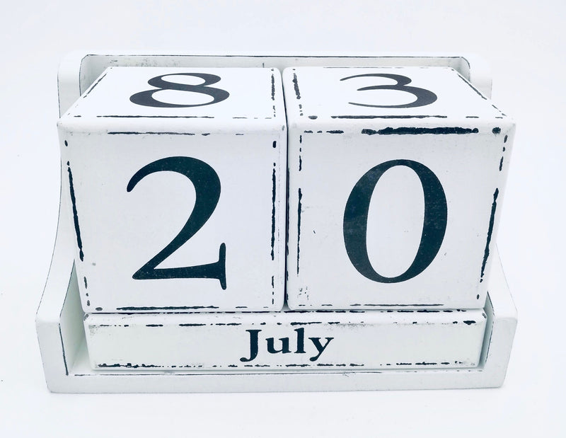 Dauerkalender Würfel Wanja aus Holz im Used Look, Farbe weiß Vintage