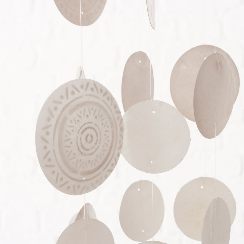 Tolles Muschel Windspiel Capiz aus hochwertigem Perlmutt. Modell : ESTANY Rund, 100 cm Länge und 21 cm Durchmesser, Design in natur weiß Farbtönen, Material Perlmutt