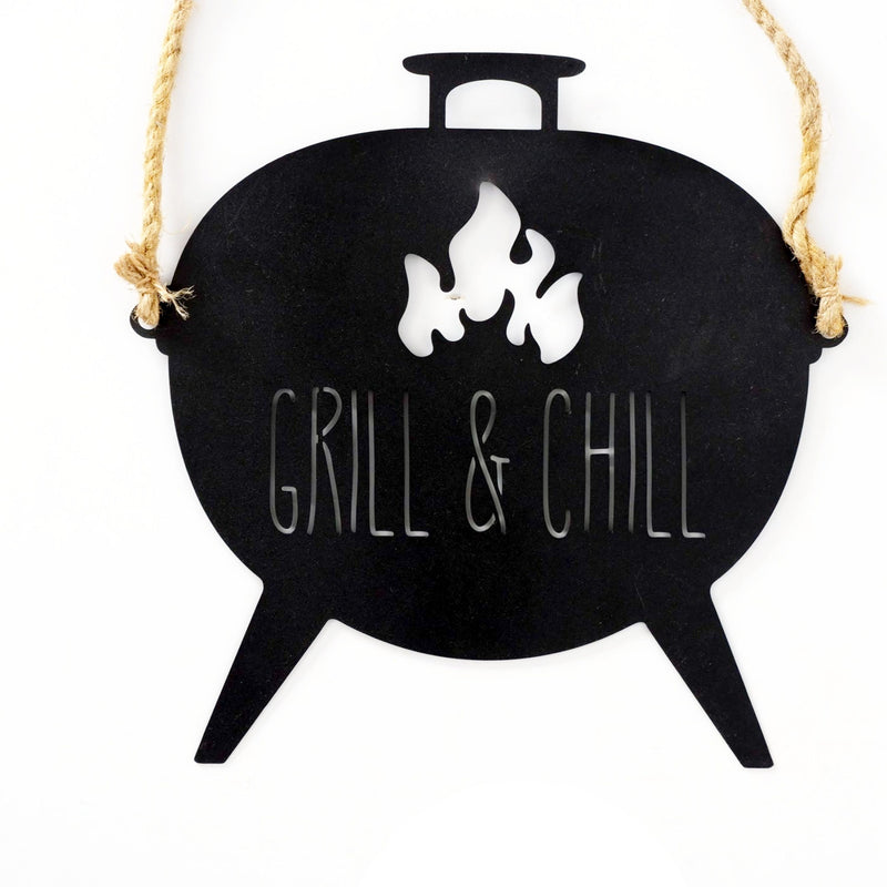 Großes ausgestanztes Griller Wandrelief Metallschild, Modell: GRILL & CHILL, Maße 30 x 30 cm, schwarz lackiert, Schrift und Flame Look Cut Out, perfekte Geschenkidee