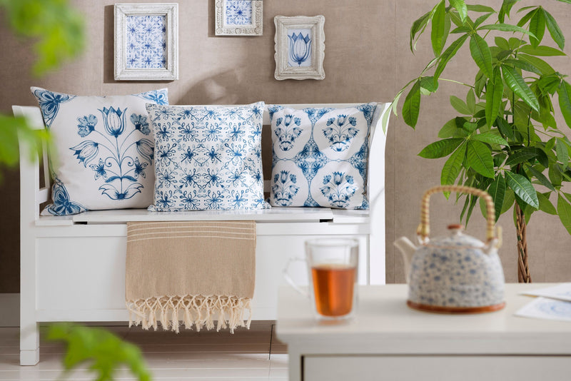 Landhaus Kissenbezug 40 x 40 cm, 100 % Baumwolle, nordischer Landhausstil, Modell BLUE FLOWER, Kissenhülle leicht & angenehm, Vintage in weiß blau gemustert, toll für Bänke und Stühle