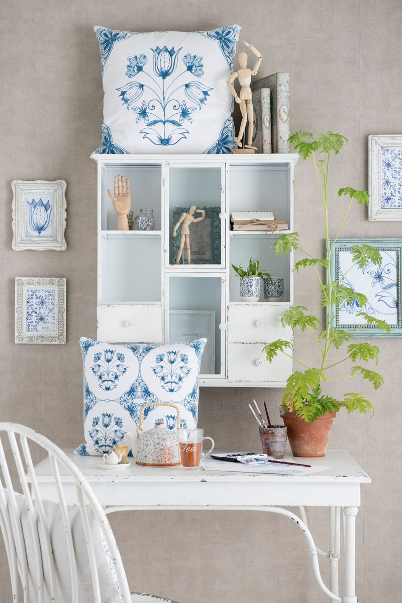 Landhaus Kissenbezug 40 x 40 cm, 100 % Baumwolle, nordischer Landhausstil, Modell BLUE FLOWER, Kissenhülle leicht & angenehm, Vintage in weiß blau gemustert, toll für Bänke und Stühle