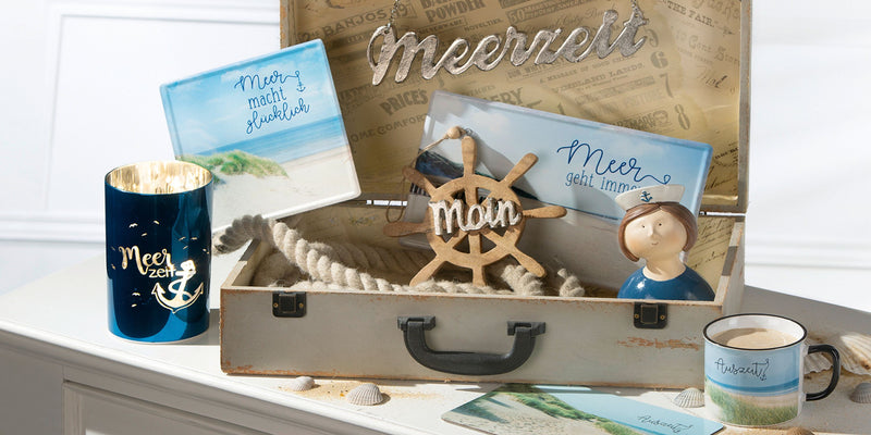 Maritimes Holzplankenschild, Modell: MEERZEIT Schrift HELLBLAU, Material Holz mit Sisalband , Maße 38 x 35 cm, Naturband Aufhängung, mit drei Rudern als Holzplanken, Neidfaktor incl.