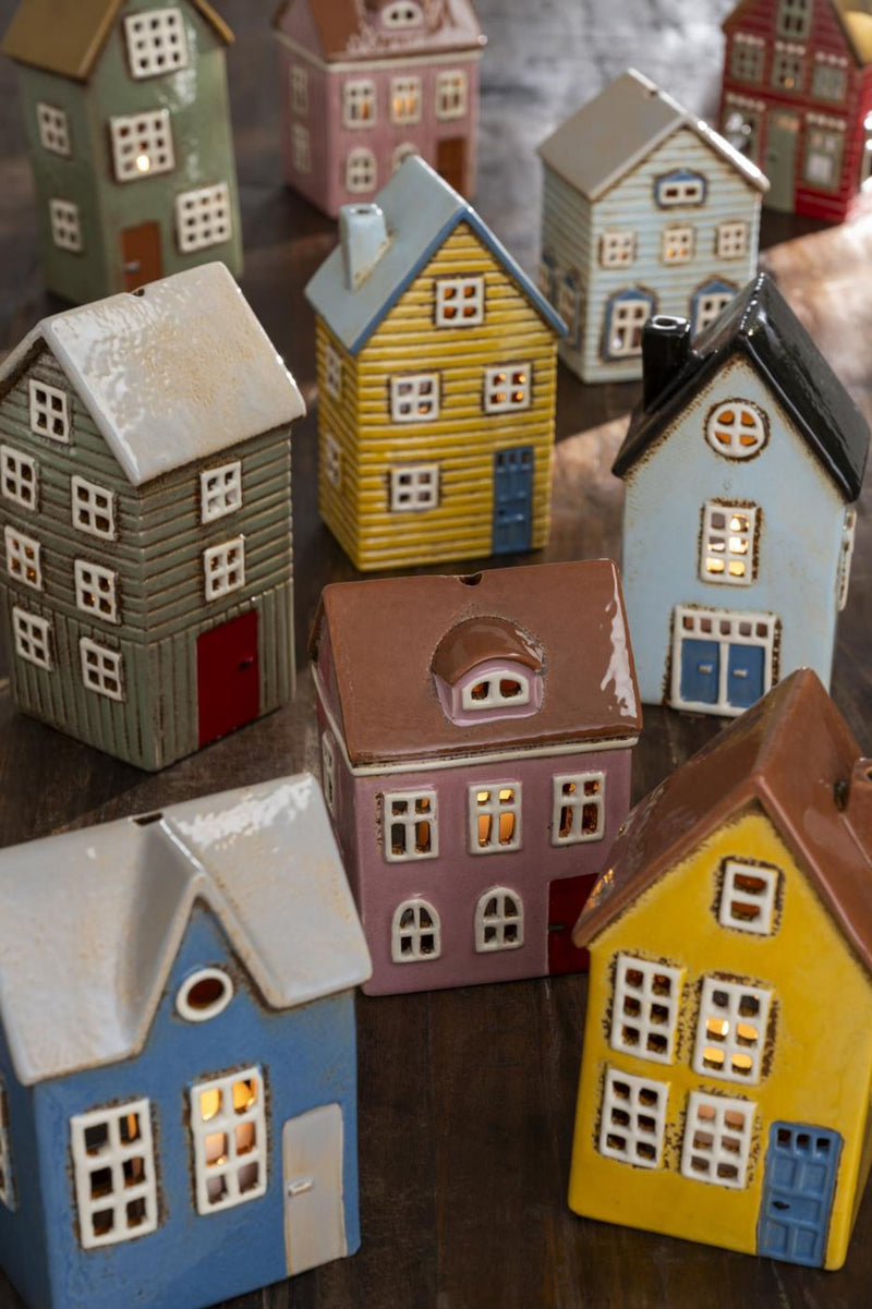 Haus für Teelicht, Modell Thorshavn rotes Dach und rote Tür; B: 11cm, H: 14 cm, L: 8 cm