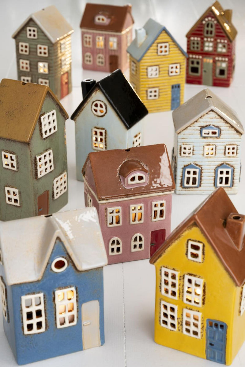 Haus für Teelicht, Modell Thorshavn rotes Dach und rote Tür; B: 11cm, H: 14 cm, L: 8 cm