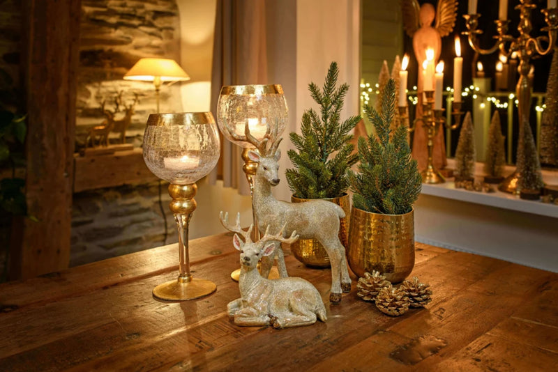 Verzierter und beleuchteter SÜßWARENLADEN aus Holz filigran gearbeitet. Maße 8 x 12 x 9 cm. Idyllische Weihnachtsdekoration