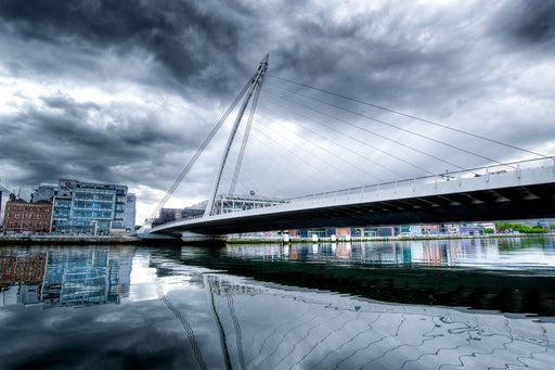 Fototapete Samuel Beckett Bridge mit Wolken