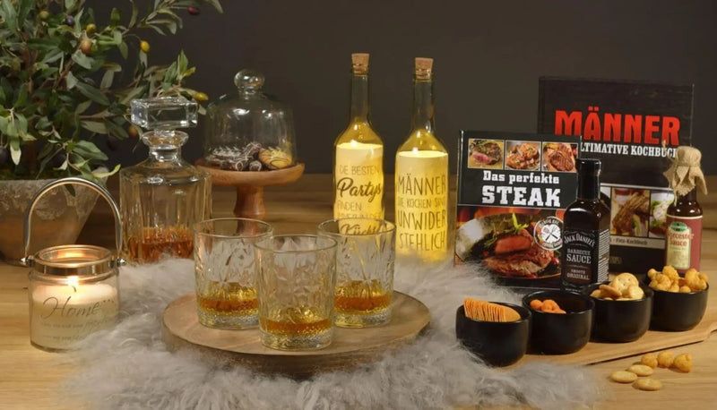 Whisky-Stein Set, 9 Stk. Eiswürfel aus Basalt-Stein 2x2x2cm in Basalt Grau, incl. Eiswürfel Zange 12cm, Set im stylischen Glas 6x13x6cm. Neidfaktor inclusive