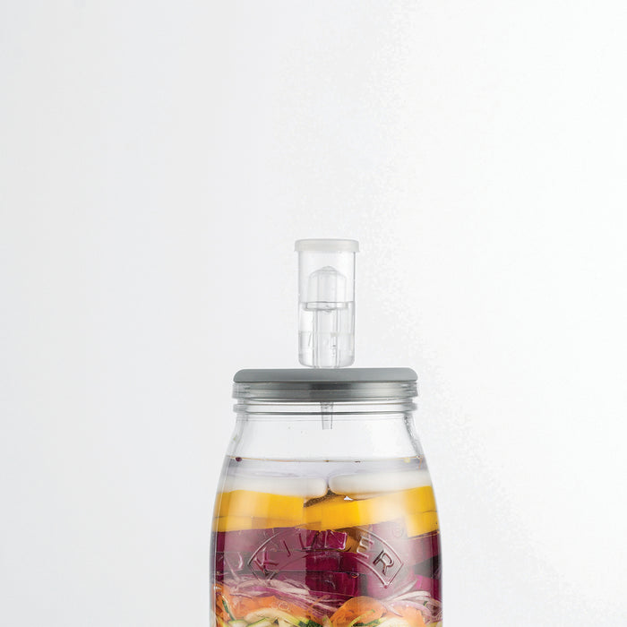 Der Kilner® Silikon-Fermentier-Deckel mit Silikonventil wurde speziell für die Verwendung mit einem 3-Liter-Kilner®-Behälter konzipiert.