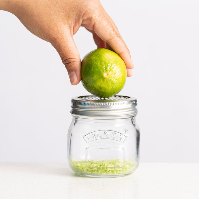 Mit dem Kilner® Aufbewahrungsglas & Deckel mit einer Feinreibe lassen sich Muskatnuss, Knoblauch, Ingwer, Parmesankäse und Schalen von Zitrusfrüchten besonders schnell und einfach, direkt ins Glas,  reiben.