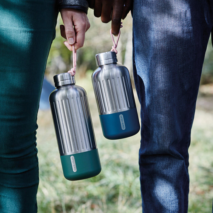 Das ideale Design für Ourdoor- und Freizeitvergnügen, denn diese Thermoflasche hält auch den härtesten Bedingungen stand. Die isolierte Flasche hält Getränke stundenlang heiß oder kalt. Fassungsvermögen: 650 ML.