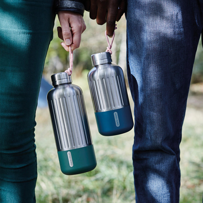 Das ideale Design für Ourdoor- und Freizeitvergnügen, denn diese Thermoflasche hält auch den härtesten Bedingungen stand. Die isolierte Flasche hält Getränke stundenlang heiß oder kalt. Fassungsvermögen: 650 ML.