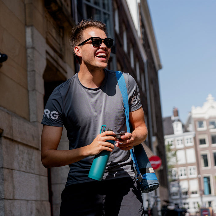 Die sportliche Isolierflasche hält Getränke für bis zu 10 Stunden kalt. Mit langlebiger Pulverbeschichtung für sicheres und angenehmes Halten. 0,6 Liter.