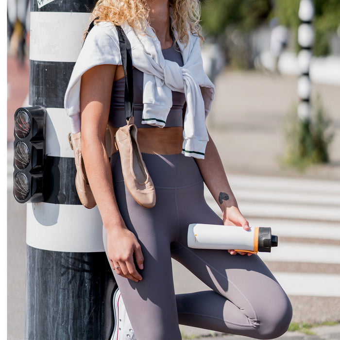 Die sportliche Isolierflasche hält Getränke für bis zu 10 Stunden kalt. Mit langlebiger Pulverbeschichtung für sicheres und angenehmes Halten. 0,6 Liter.